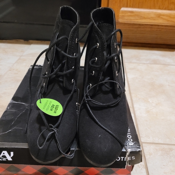 NWT Black wedge booties - Picture 2 of 6